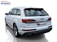 Skats no kreisās puses aizmugurē