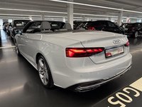 Skats no kreisās puses aizmugurē