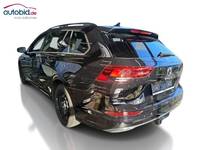 Skats no kreisās puses aizmugurē