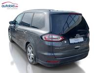 Skats no kreisās puses aizmugurē