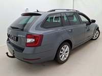 Pogled od pozadi desno