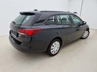 Skats no labās puses aizmugurē