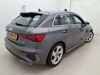 Pogled od pozadi desno