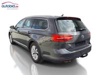 Skats no kreisās puses aizmugurē