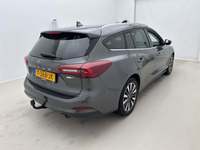 Skats no labās puses aizmugurē