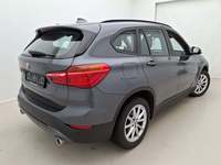 Skats no labās puses aizmugurē