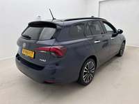 Skats no labās puses aizmugurē