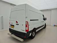 Skats no labās puses aizmugurē