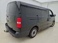 Skats no labās puses aizmugurē