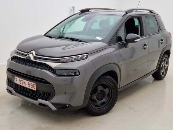 Skats no kreisās puses priekšā