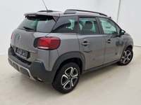 Skats no labās puses aizmugurē