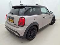 Skats no labās puses aizmugurē