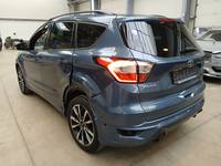 Skats no kreisās puses aizmugurē