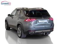 Skats no kreisās puses aizmugurē