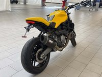 Pogled od pozadi desno