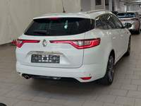 Изглед отзад отдясно