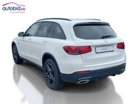 Skats no kreisās puses aizmugurē