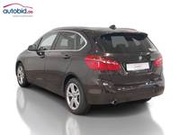 Skats no kreisās puses aizmugurē