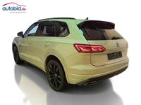 Skats no kreisās puses aizmugurē