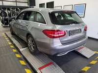 Vaade tagant vasakult