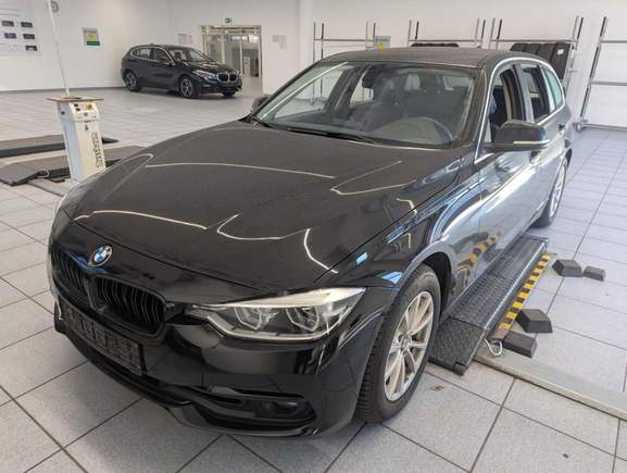 Skats no kreisās puses priekšā