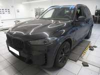 Skats no kreisās puses priekšā