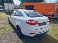 Skats no kreisās puses aizmugurē