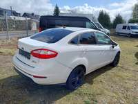 Skats no labās puses aizmugurē