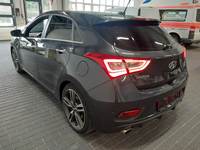 Skats no kreisās puses aizmugurē