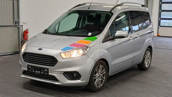 Skats no kreisās puses priekšā