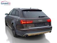 Skats no kreisās puses aizmugurē