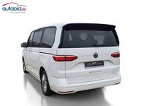 Skats no kreisās puses aizmugurē