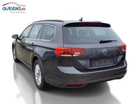 Skats no kreisās puses aizmugurē