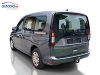 Skats no kreisās puses aizmugurē