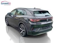 Skats no kreisās puses aizmugurē