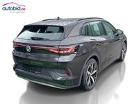 Skats no labās puses aizmugurē