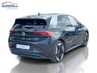 Skats no labās puses aizmugurē