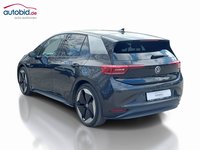 Skats no kreisās puses aizmugurē