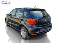 Skats no kreisās puses aizmugurē