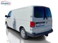 Skats no kreisās puses aizmugurē