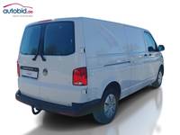 Skats no labās puses aizmugurē