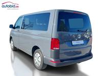 Skats no kreisās puses aizmugurē