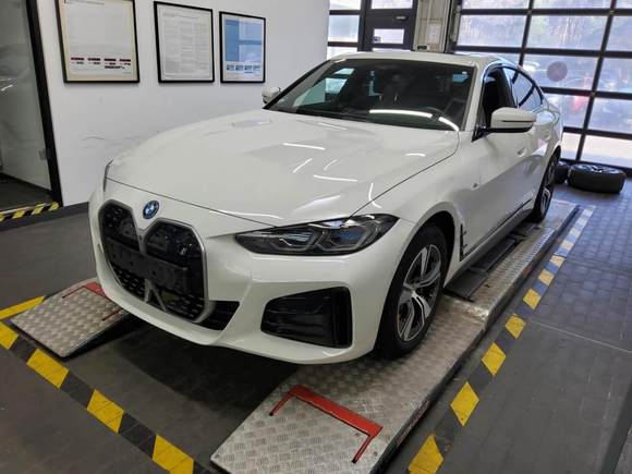 Skats no kreisās puses priekšā