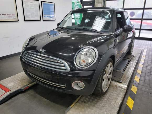 Skats no kreisās puses priekšā