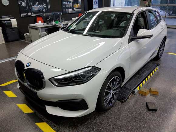 Skats no kreisās puses priekšā