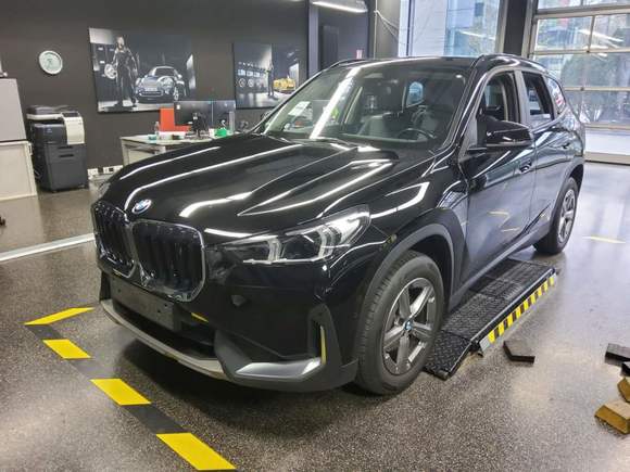 Pogled od napred levo