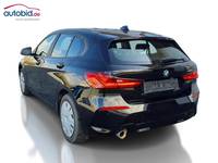 Skats no kreisās puses aizmugurē