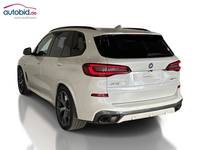 Skats no kreisās puses aizmugurē