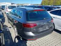 Vaade tagant vasakult