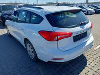 Vaade tagant vasakult